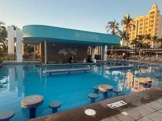 Swim up bar
