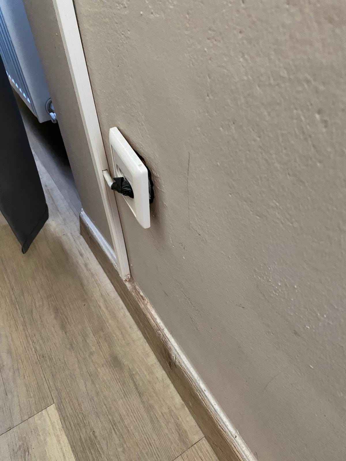 Loose wall socket 