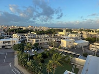 部屋(7階)からの景色。海まではちょっと遠いですが、どこに行くのも車があればべんんりです。タクシーで港まで700円。