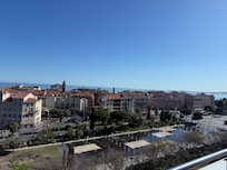 Roof top bar. Men du må gå ned en etasje for å bestille drikke. Og for å betale. Bassenget er stengt i april/mai.