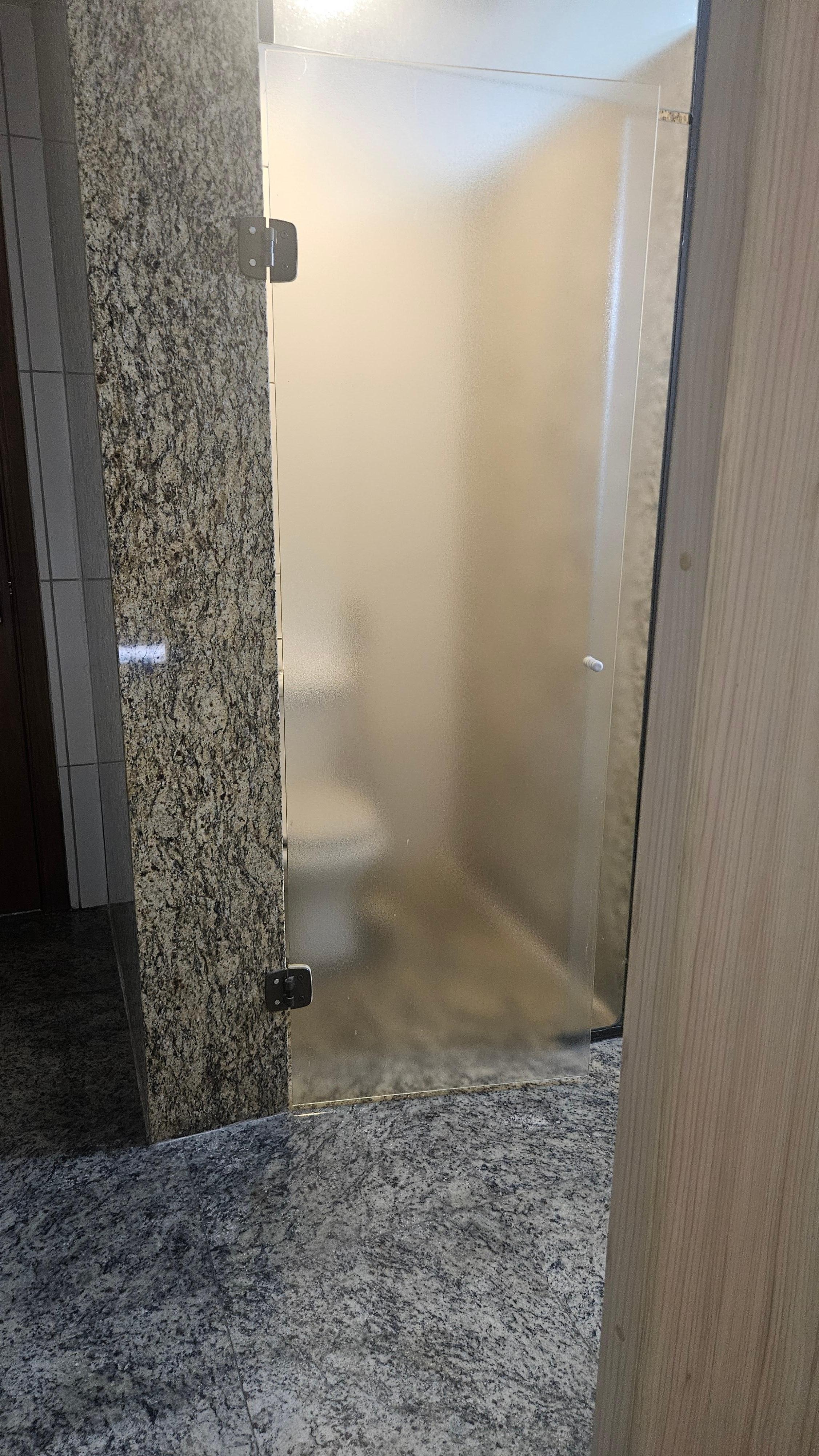 Achei muito estranho esse tipo de banheiro, caso eu estivesse viajando com minhas sobrinhas, não poderiamoa ficar no mesmo quarto.