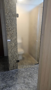 Achei muito estranho esse tipo de banheiro, caso eu estivesse viajando com minhas sobrinhas, não poderiamoa ficar no mesmo quarto.