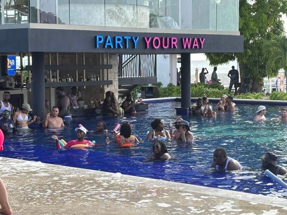 Swim up bar