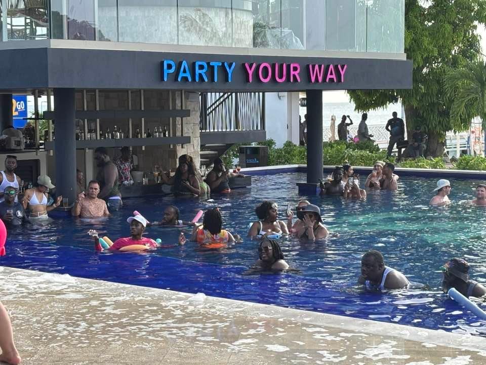 Swim up bar