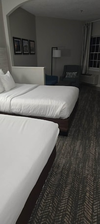 2 Queen beds with sitting area.
