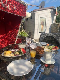 GemĂŒtliches FrĂŒhstĂŒck im Freien