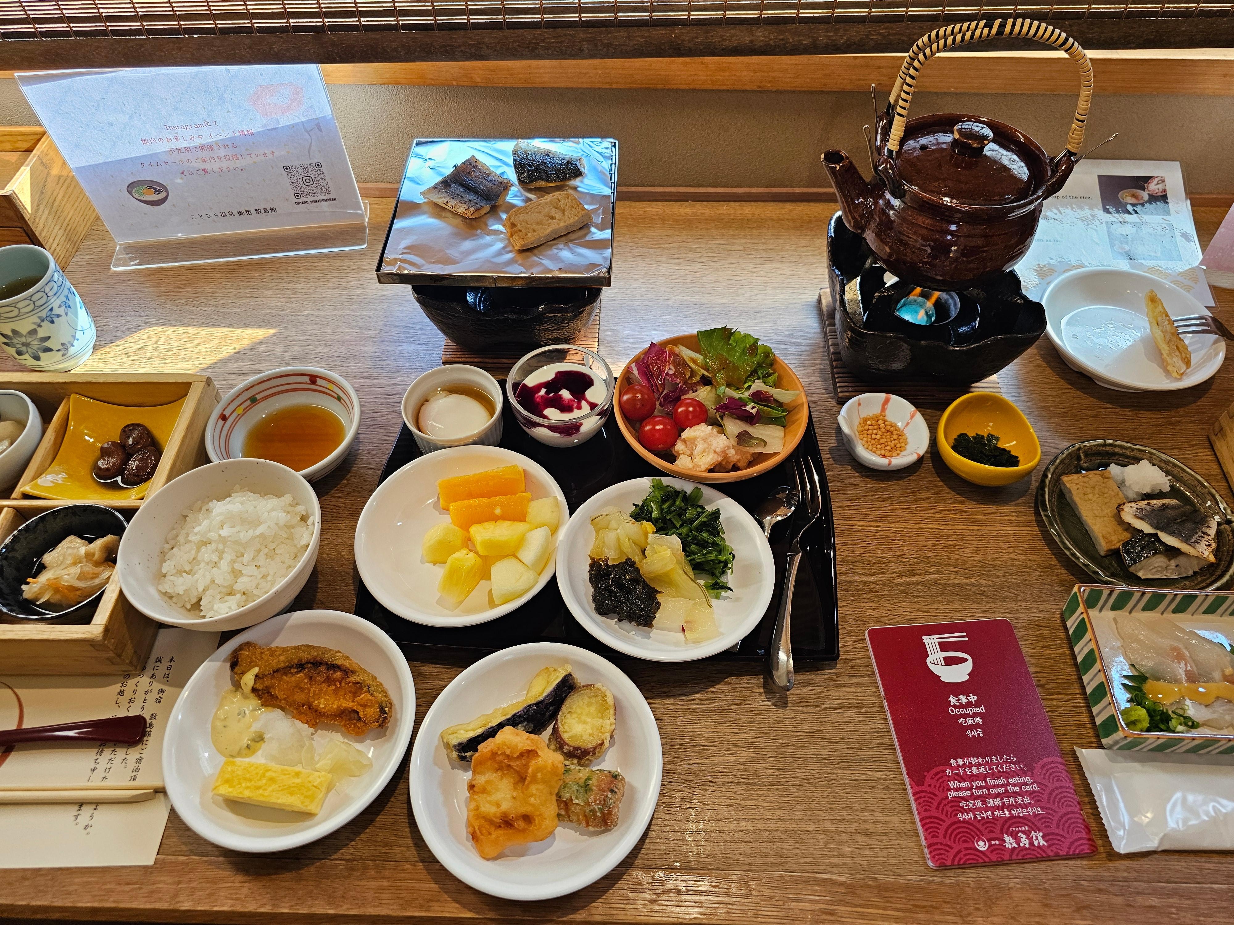 Set breakfast + Udon bar, and other hot and cold food buffet. 