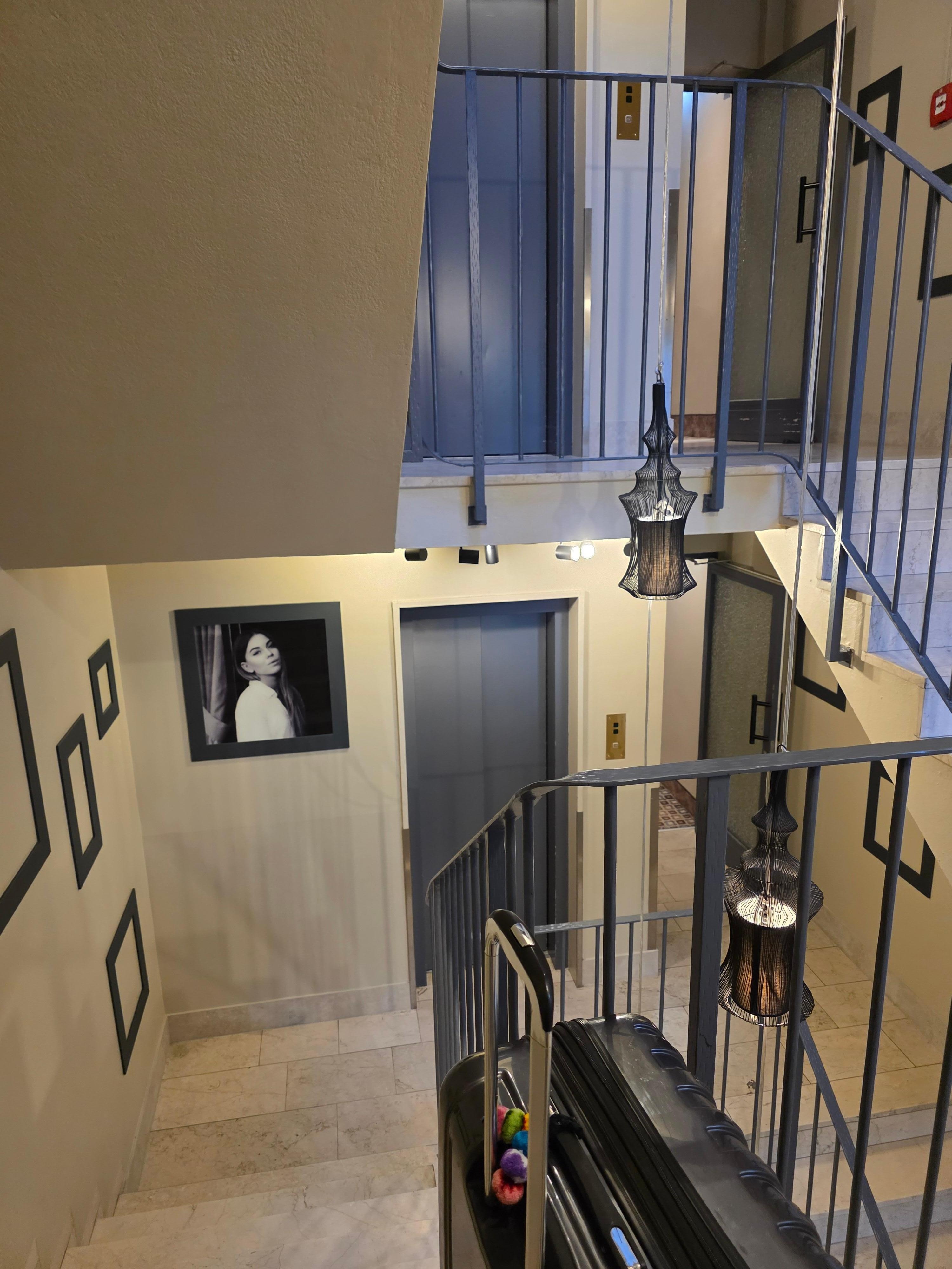 Alnsalir delnascensor debias cargar tus maletas