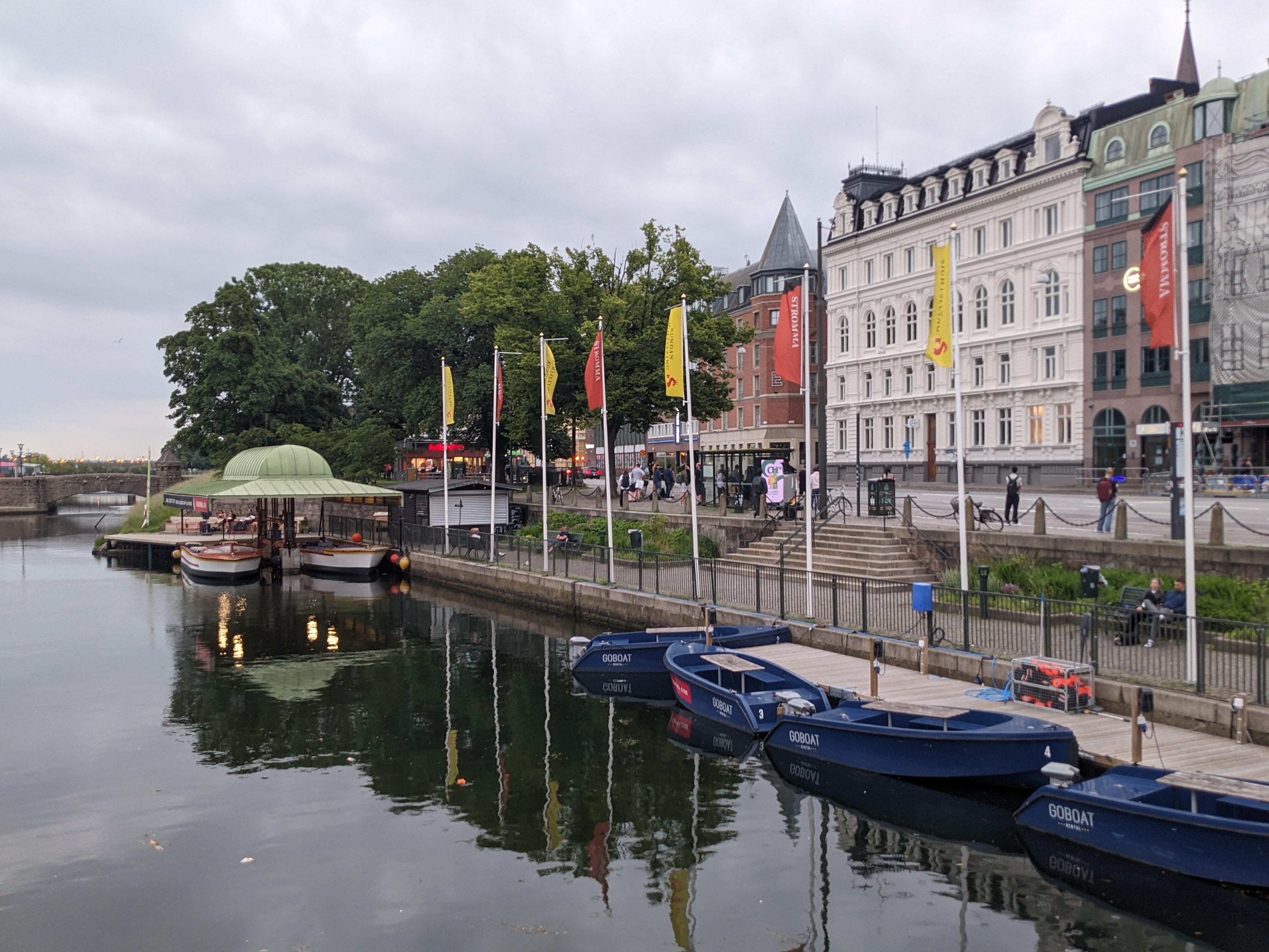 Fint läge nära kanalen.