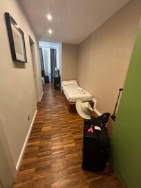 Single bed in sane room
