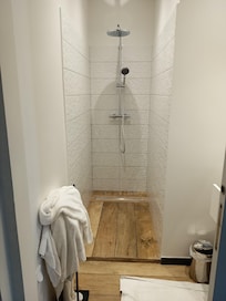 Pas de tablette douche et lavabo