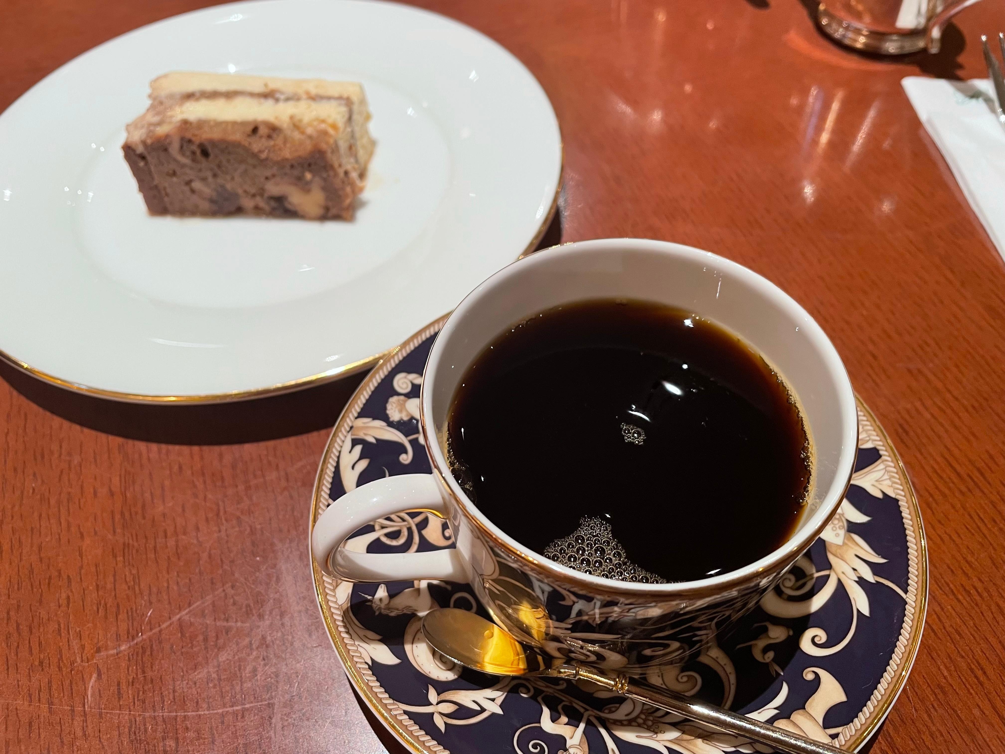 同ビル内カフェでコーヒータイムを優雅に楽しむ。