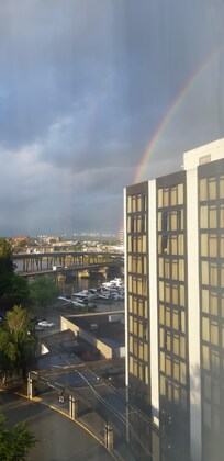 Een regenboog bij binnenkomst in de kamer, dat beloofd een goede dag te worden