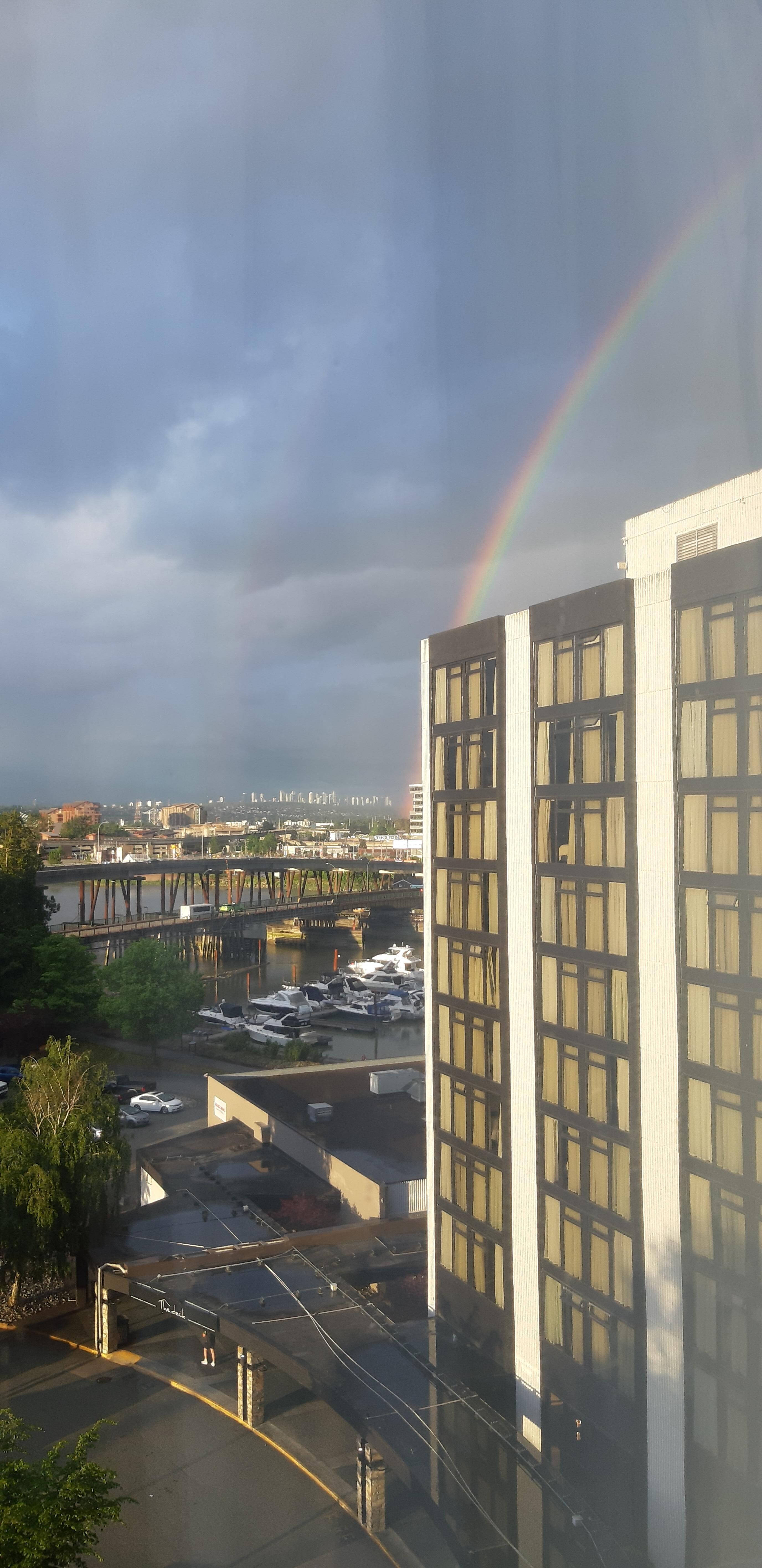 Een regenboog bij binnenkomst in de kamer, dat beloofd een goede dag te worden