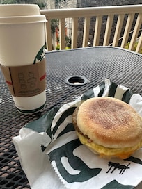 A Starbucks breakfast on the lanai