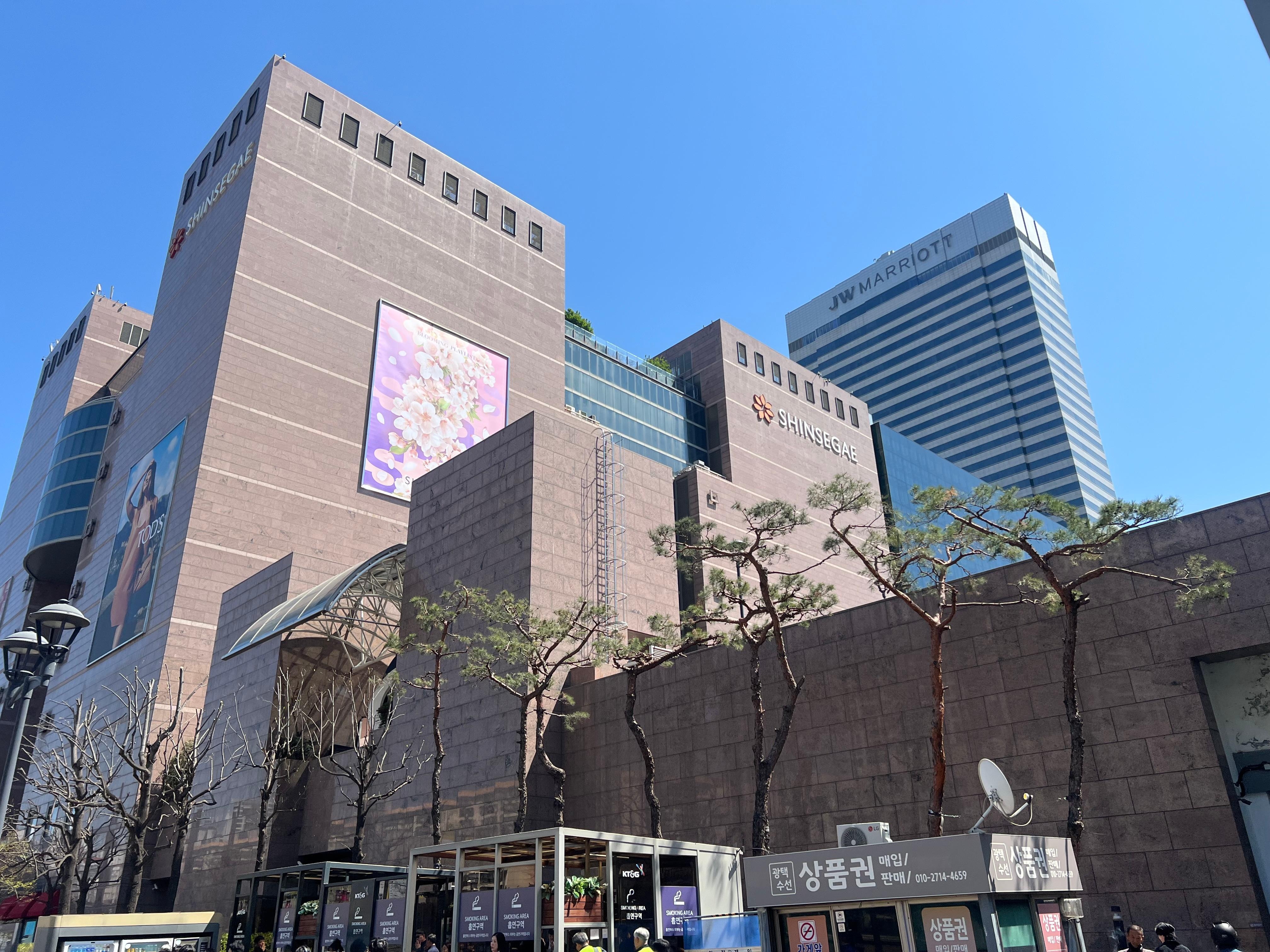 Connected to Shinsigae! Subway entrance and main bus terminal all adjacent. Great location!