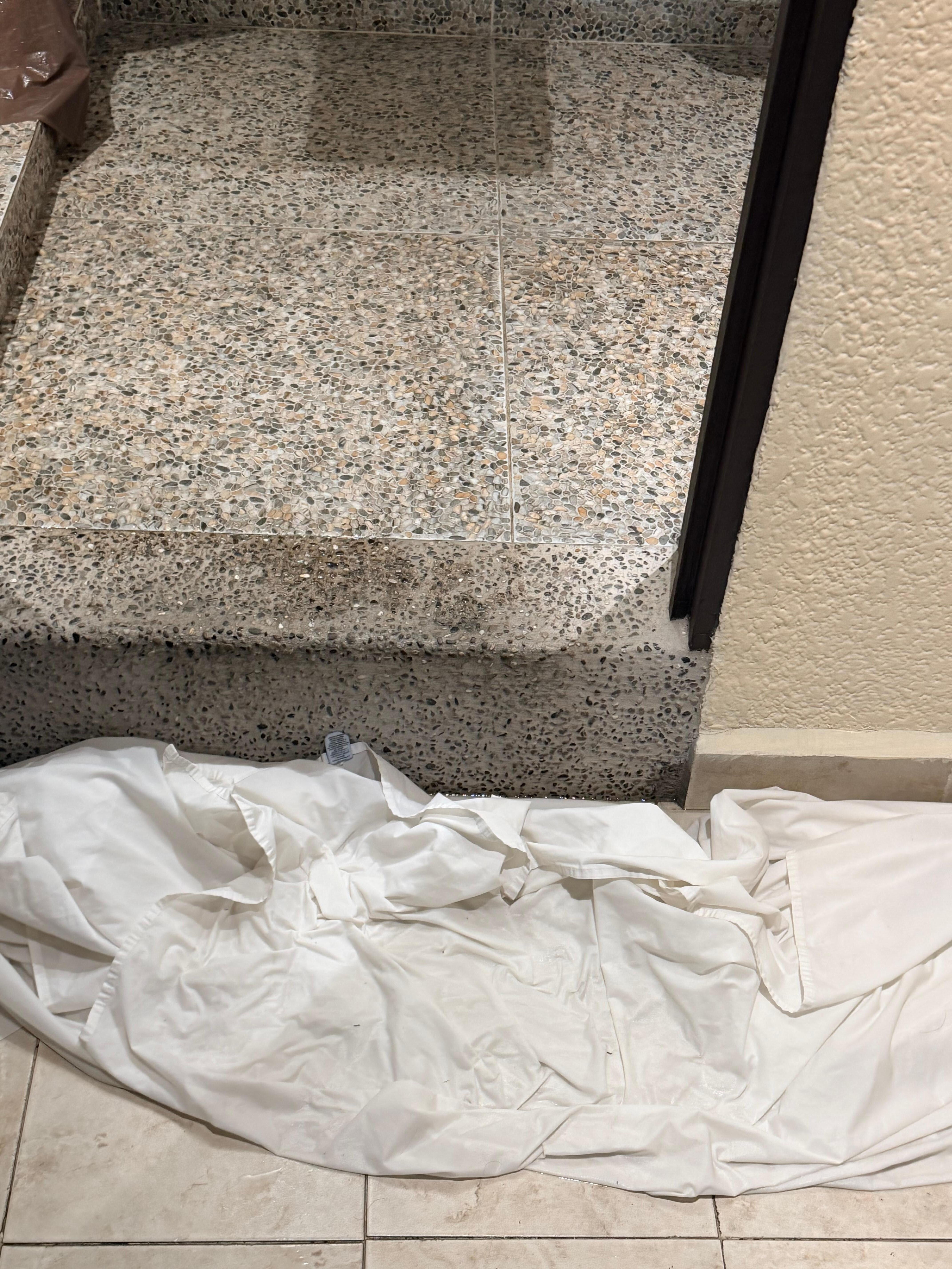 Tuve q poner la sábana pues el cuarto se inundó 