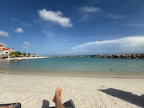 Excelente para relaxar e apreciar um mar de intenso azul.