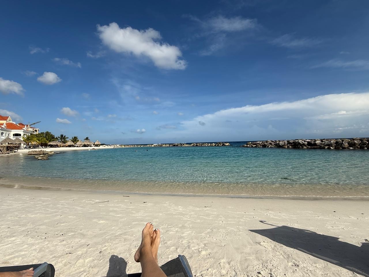 Excelente para relaxar e apreciar um mar de intenso azul.