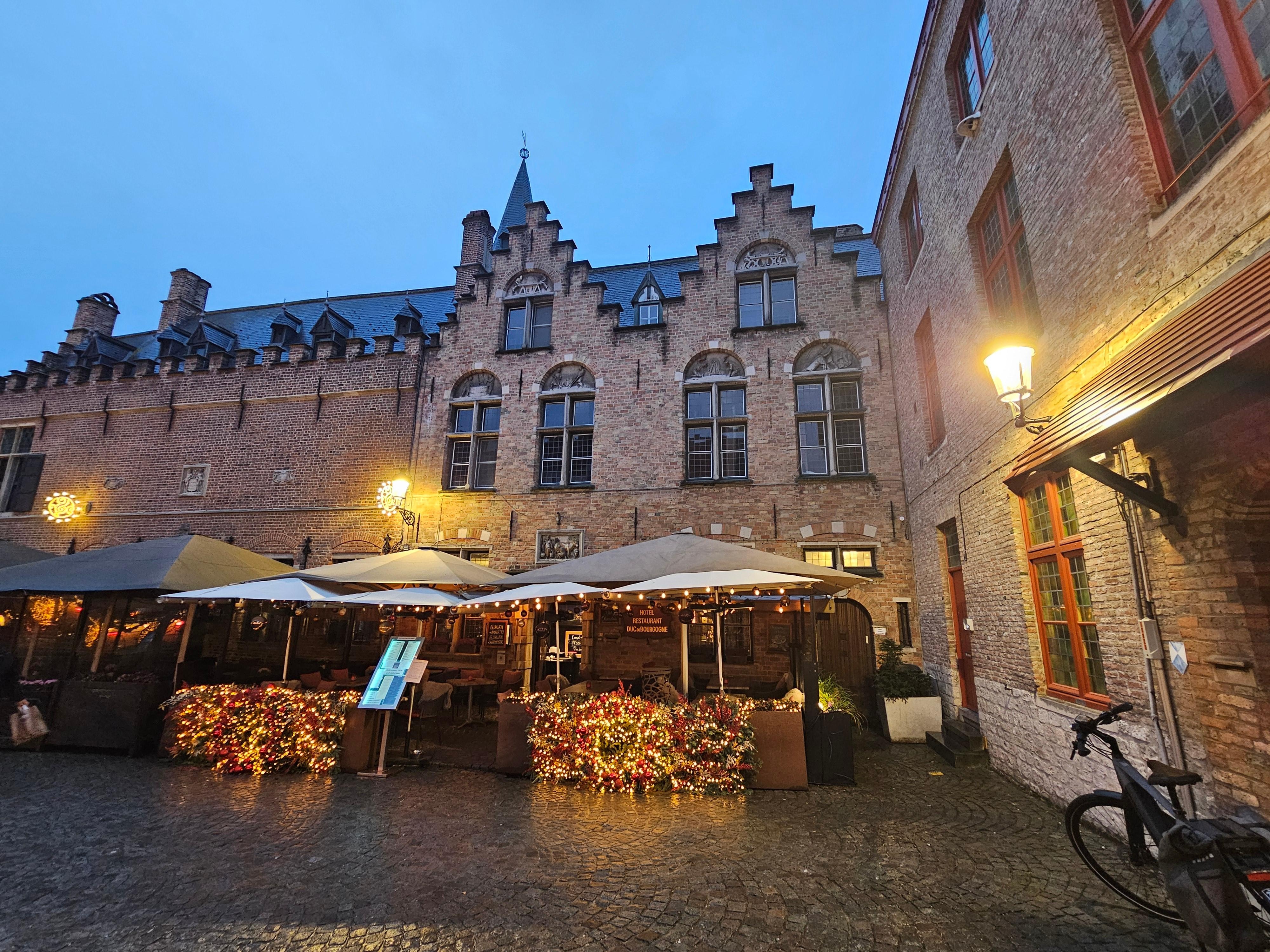 Vooraanzicht entree Duc de Bourgogne. 