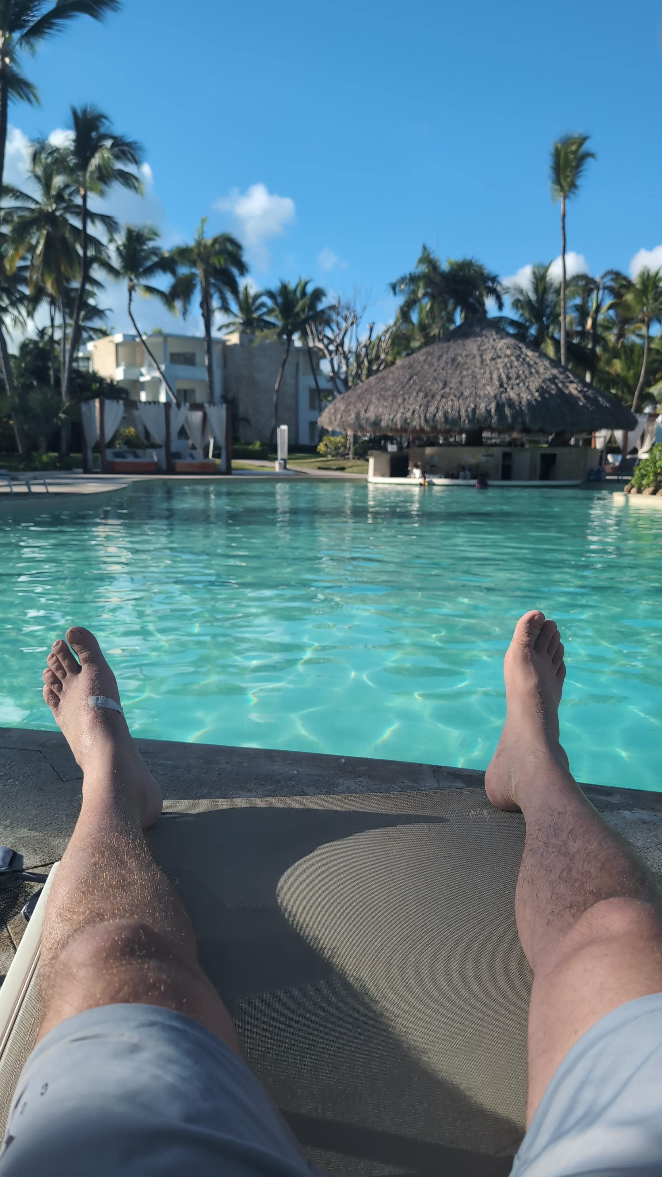 Poolen vid stranden med bar i vattnet. Va där tidigt..platserna tar slut fort. Paxa som alla andra är det som gäller.