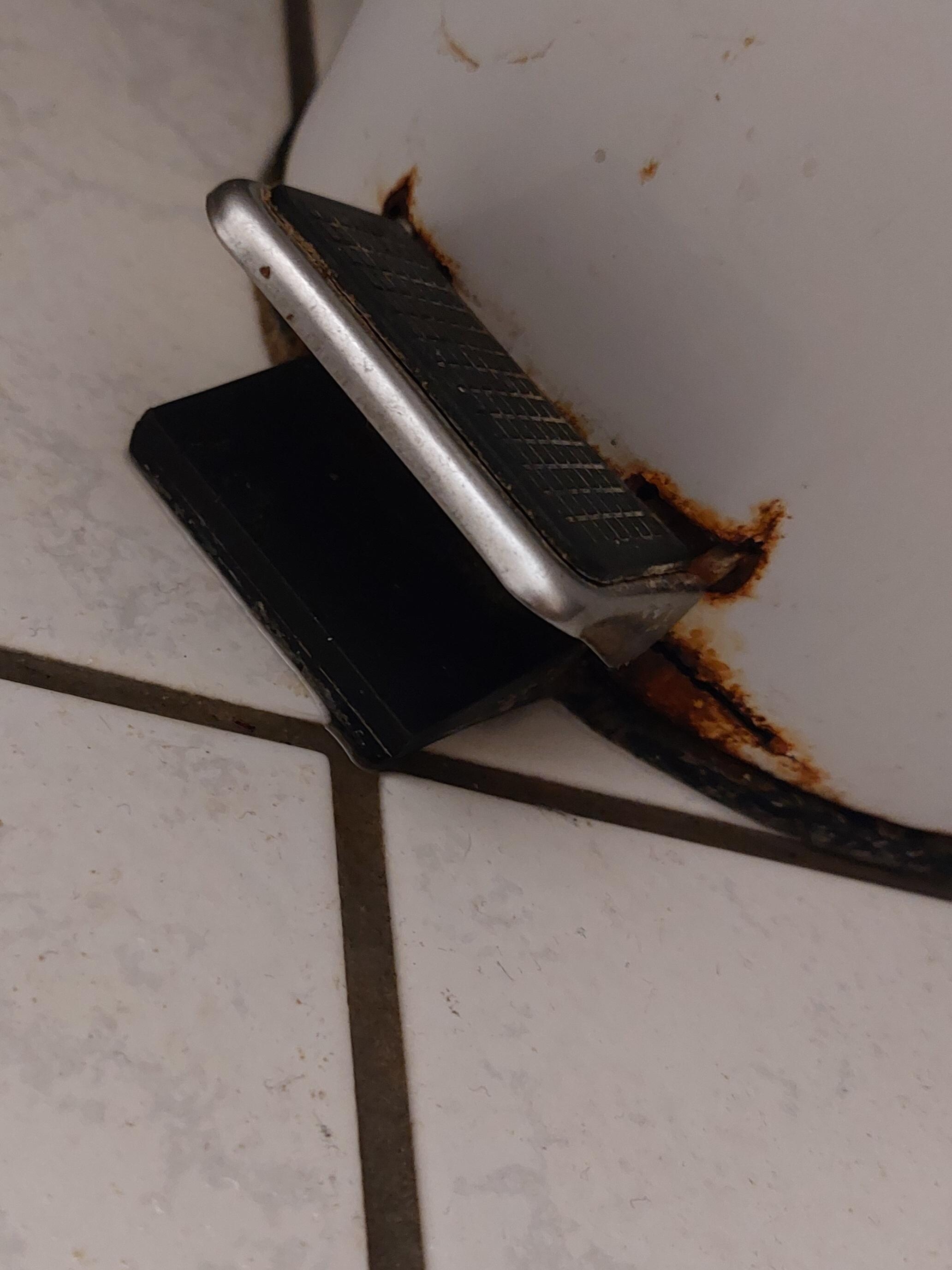 Bathroom bin rust.