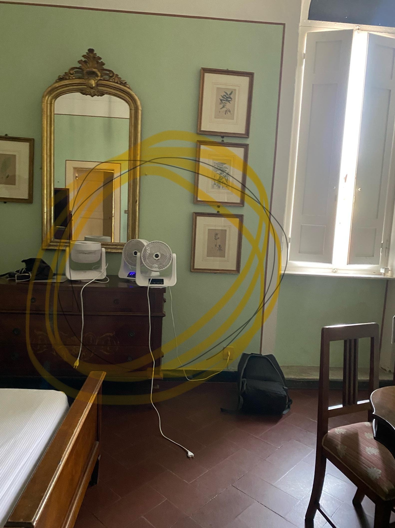 Habitación sin enchufes suficientes