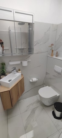 Kleines, aber feines Bad. Wer sehr groß und kräftig ist muss unter der Dusche etwas trixen