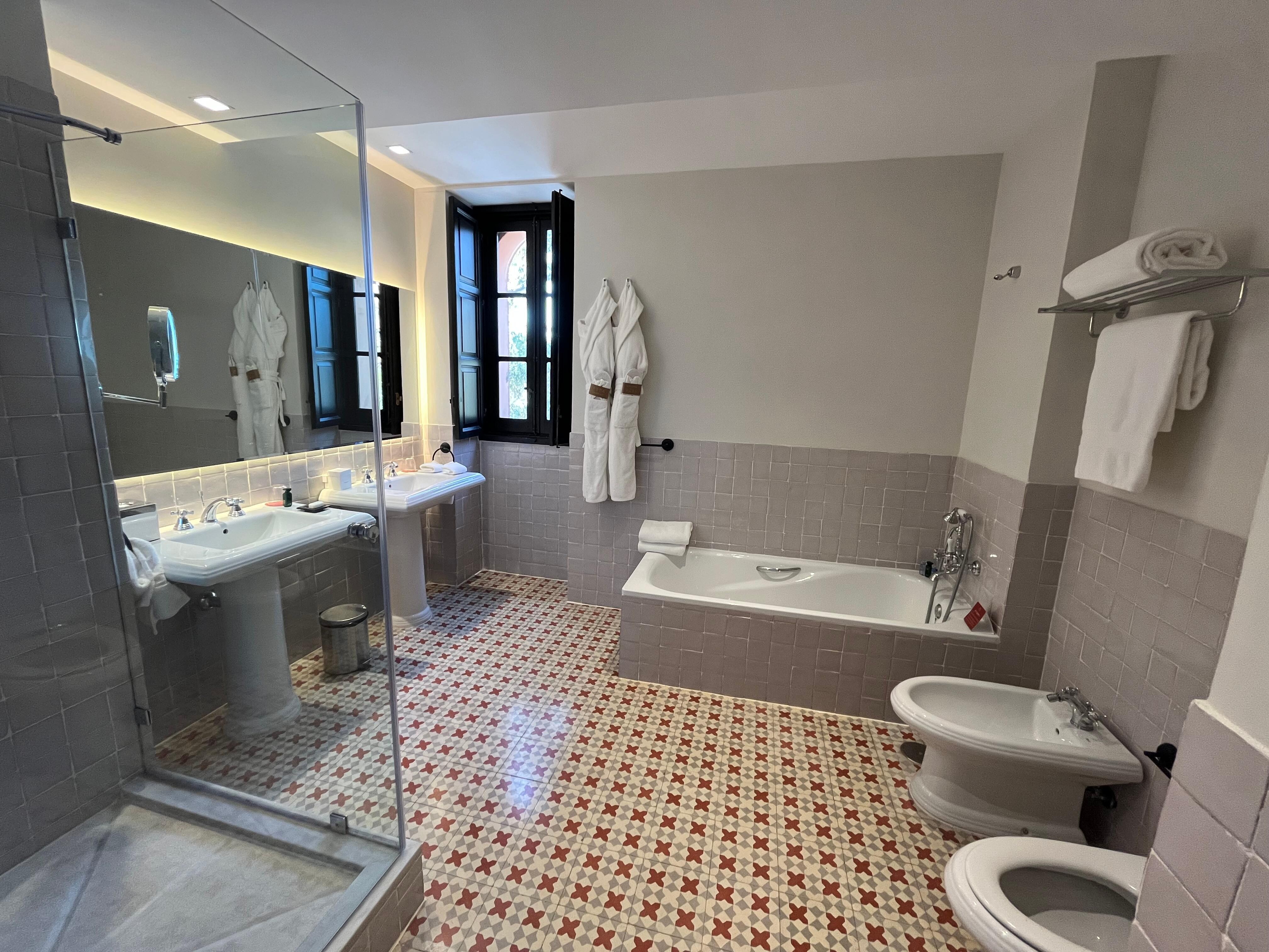 Deluxe Double Room Bathroom - very big!