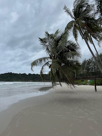 Plage par temps gris