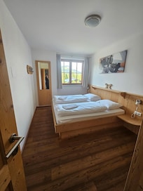 Ein Schlafzimmer, leider zu wenig Stauraum für 2 Personen