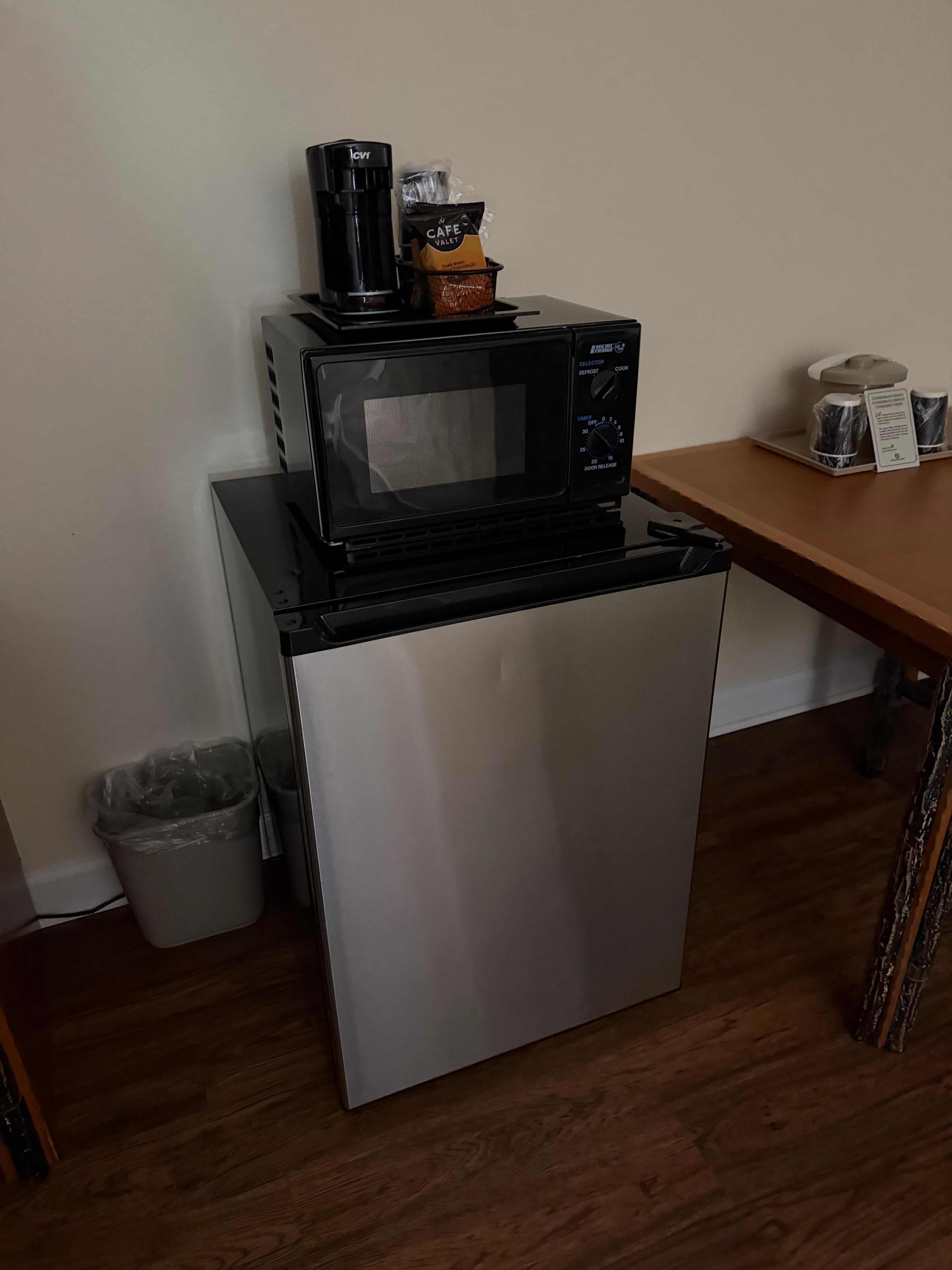 Cafetera, microondas y nevera todo en uno