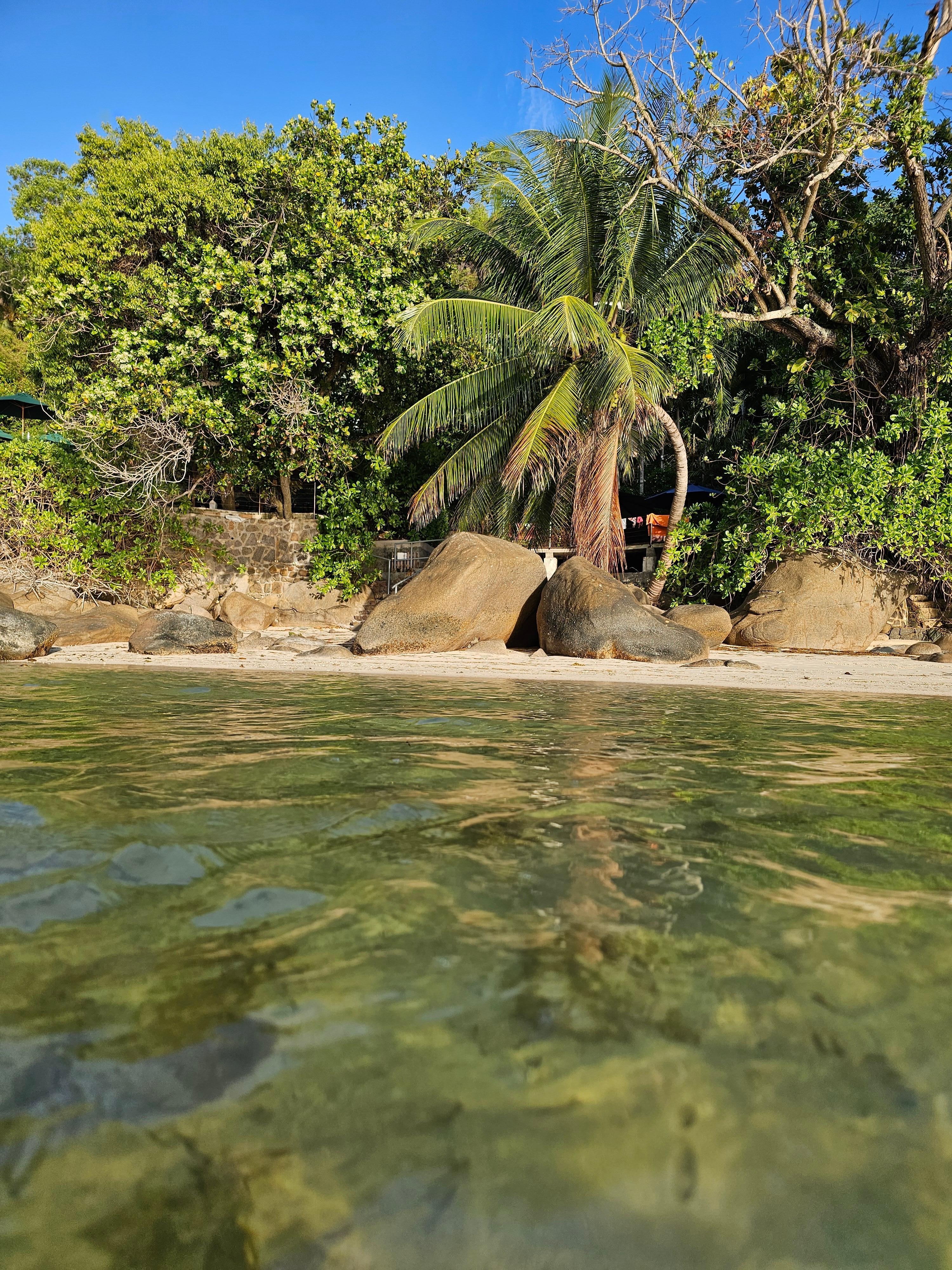 Vom Wasser aus, etwas versteckt.