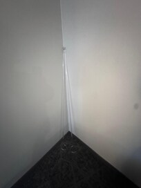 Closing rods placed in the corner of the room