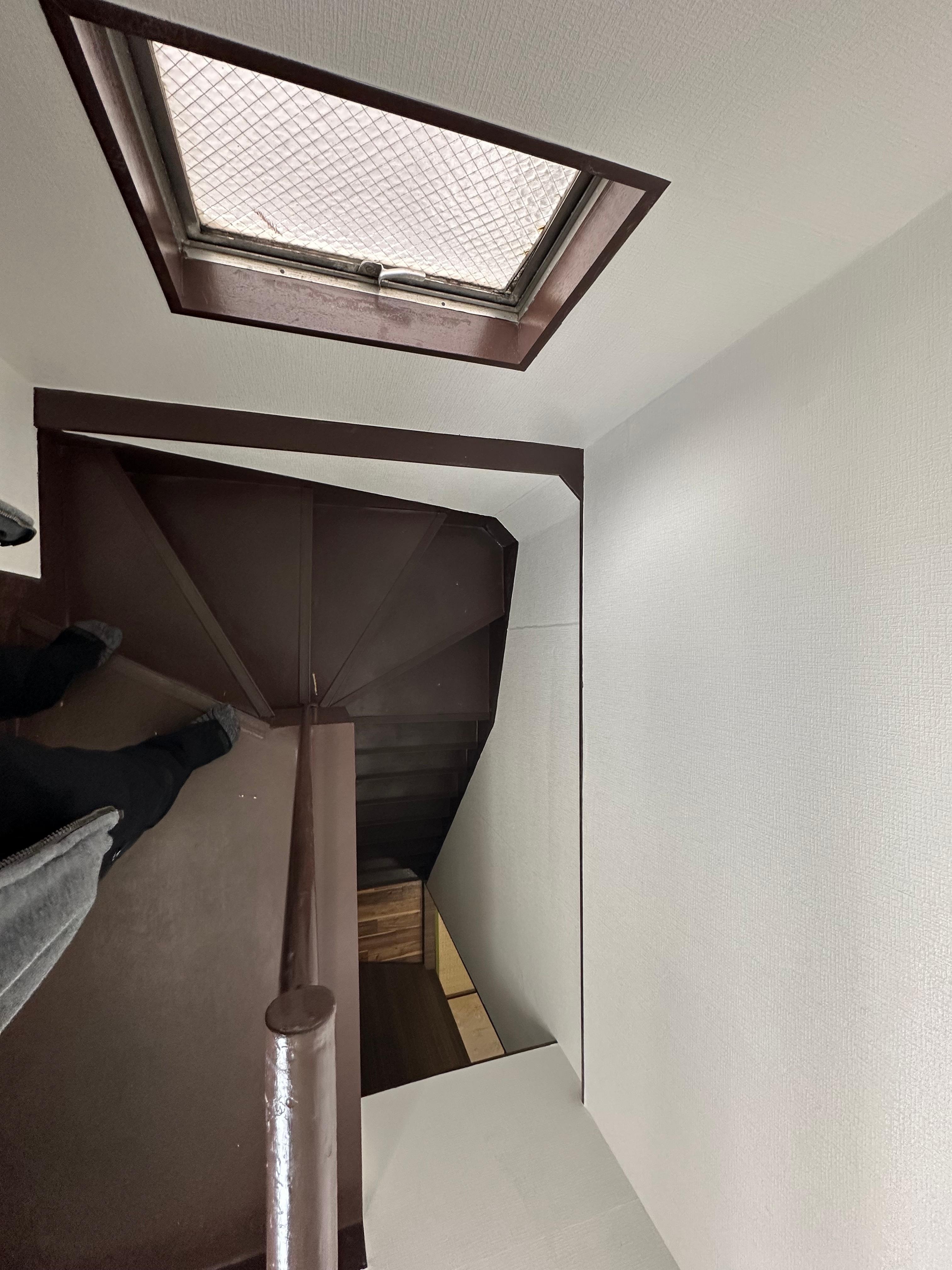 Short, winding steps
3rd to Roof