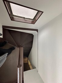 Short, winding steps
3rd to Roof