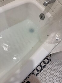 NO HOT WATER AND NON DRAINING TUB. NO HAS SHOWERED YET. DIRTY!