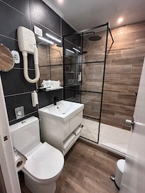 シャワールーム、トイレ