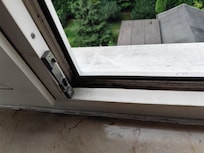 Schwarzer Schimmel am Fenster , evtl unter der Decke, da veekleidet