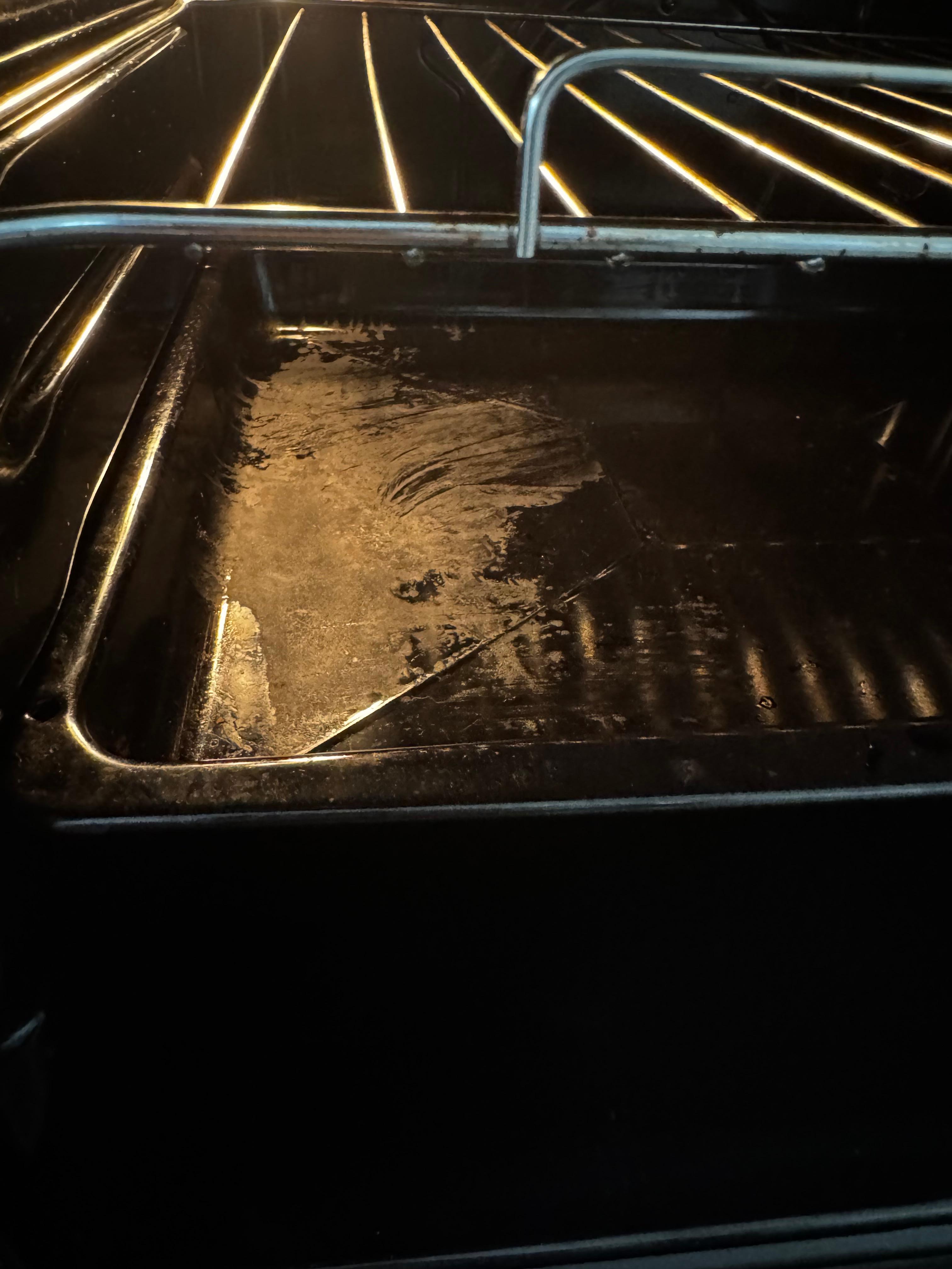 Der angeblich saubere Backofen, der nur Gebrauchsspuren aufweist.