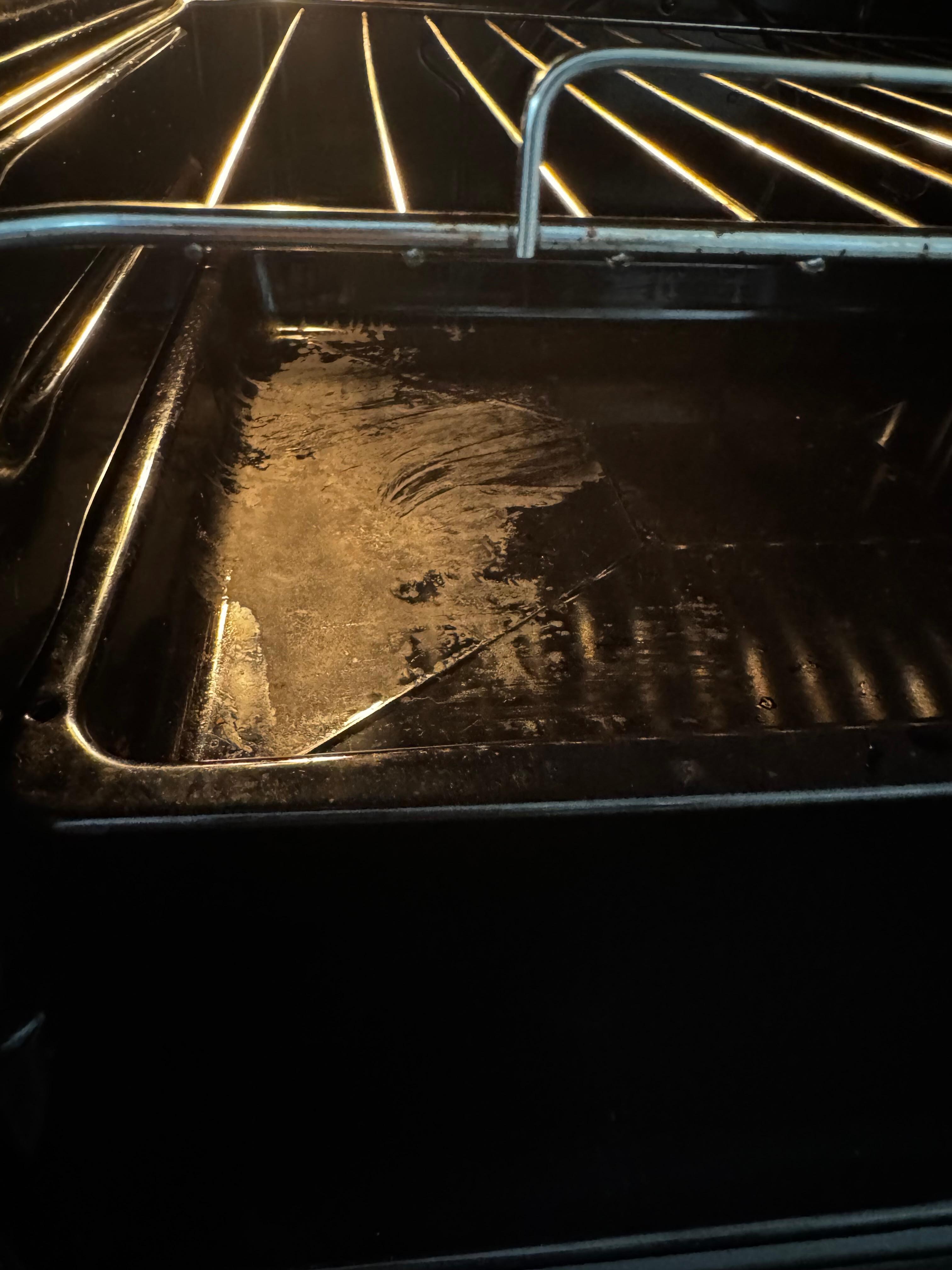 Der angeblich saubere Backofen, der nur Gebrauchsspuren aufweist. 
