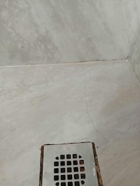 Previous guests hair in shower upon arrival.