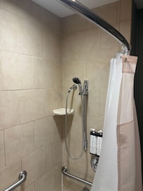 The slide bar for the showerhead is a great feature, but the maximum height was 5‘8“ tall not very accommodating for a tall person