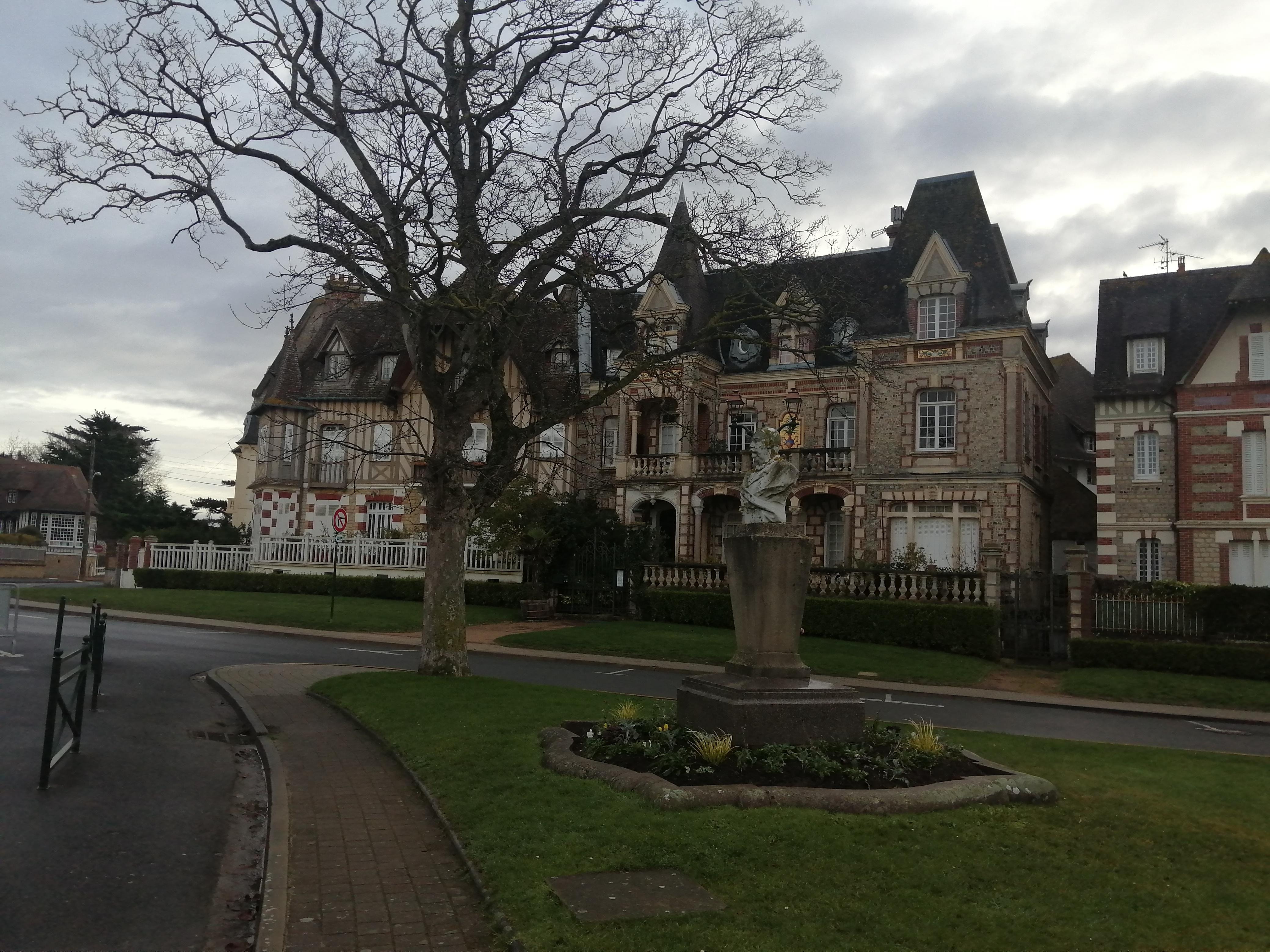 Grand place à cabourg 