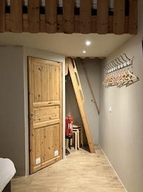 Cottage Bad und Treppe nach oben