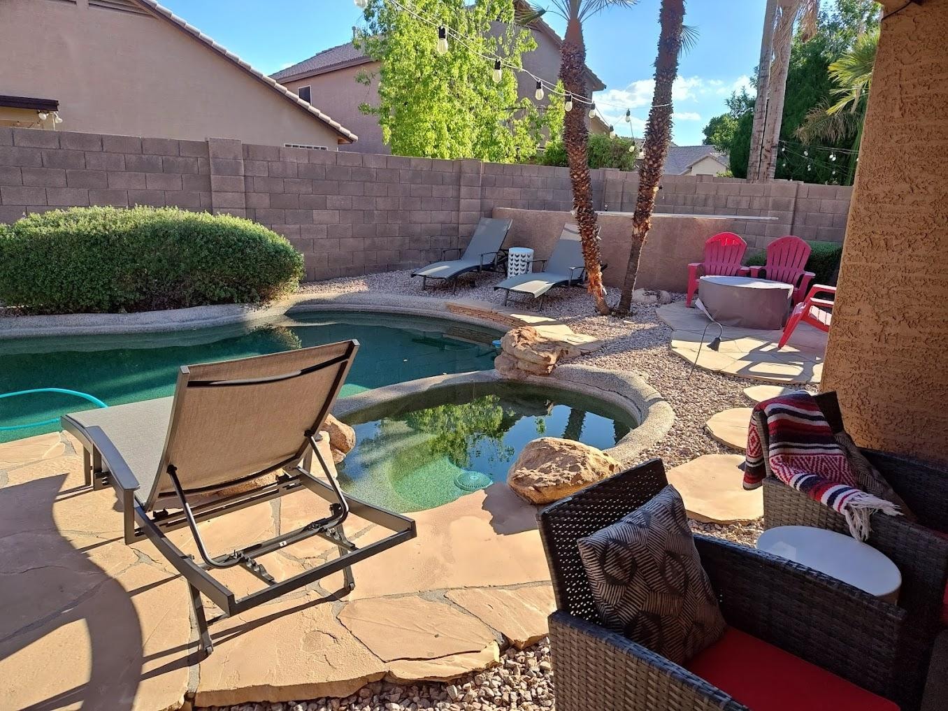 Relaxing backyard pool and hot tub!