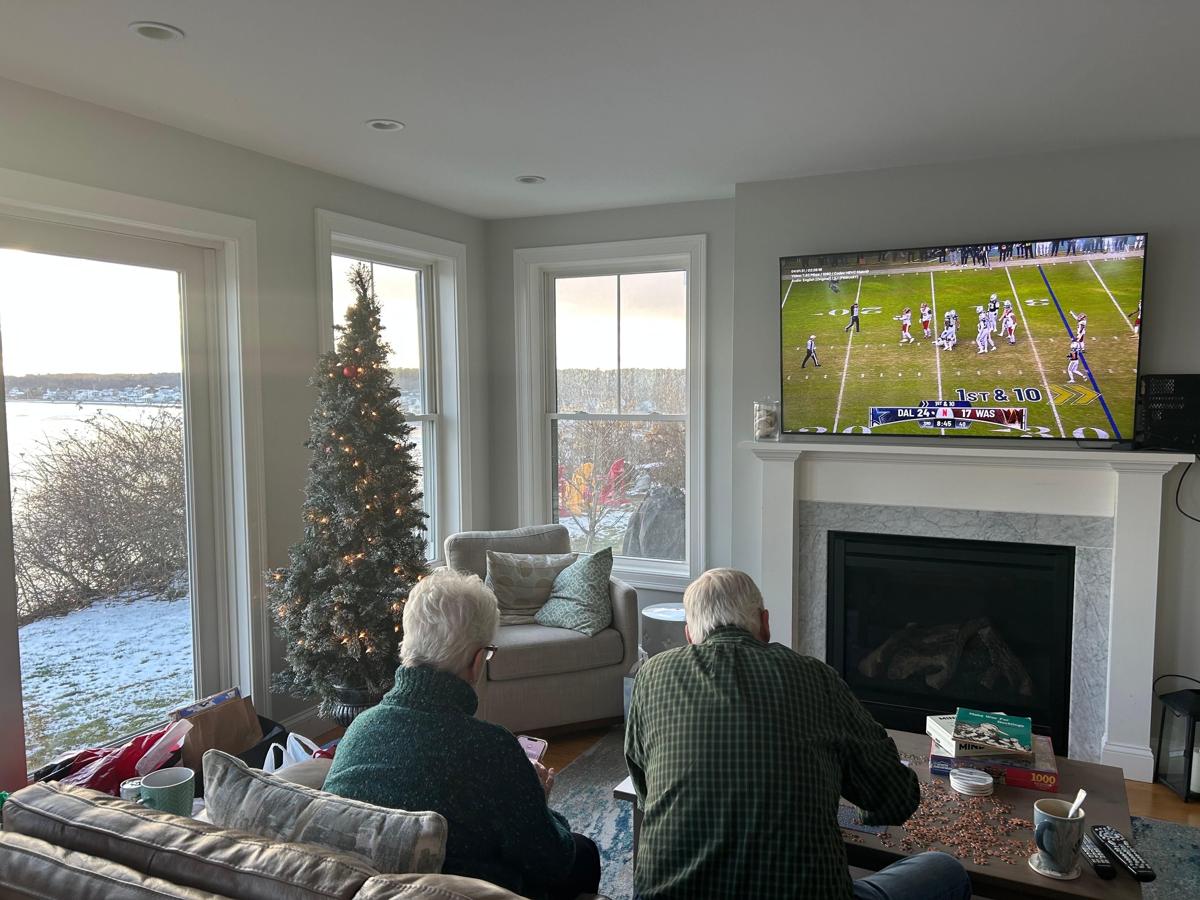 The holiday tree and fireplace made our stay even cozier 