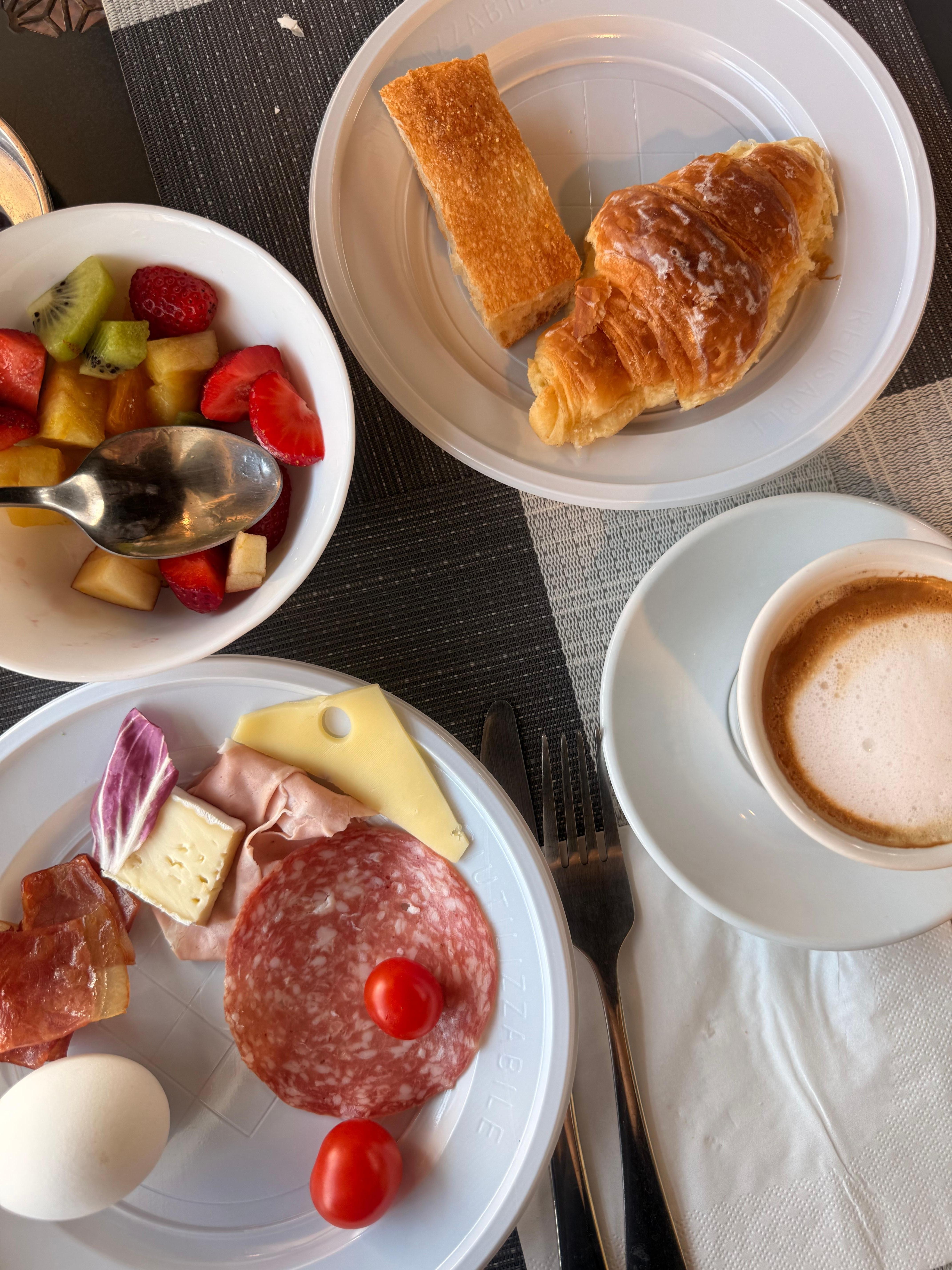 Café da manhã com muita variedade de alimentos. Todos muito frescos e bem preparados. 