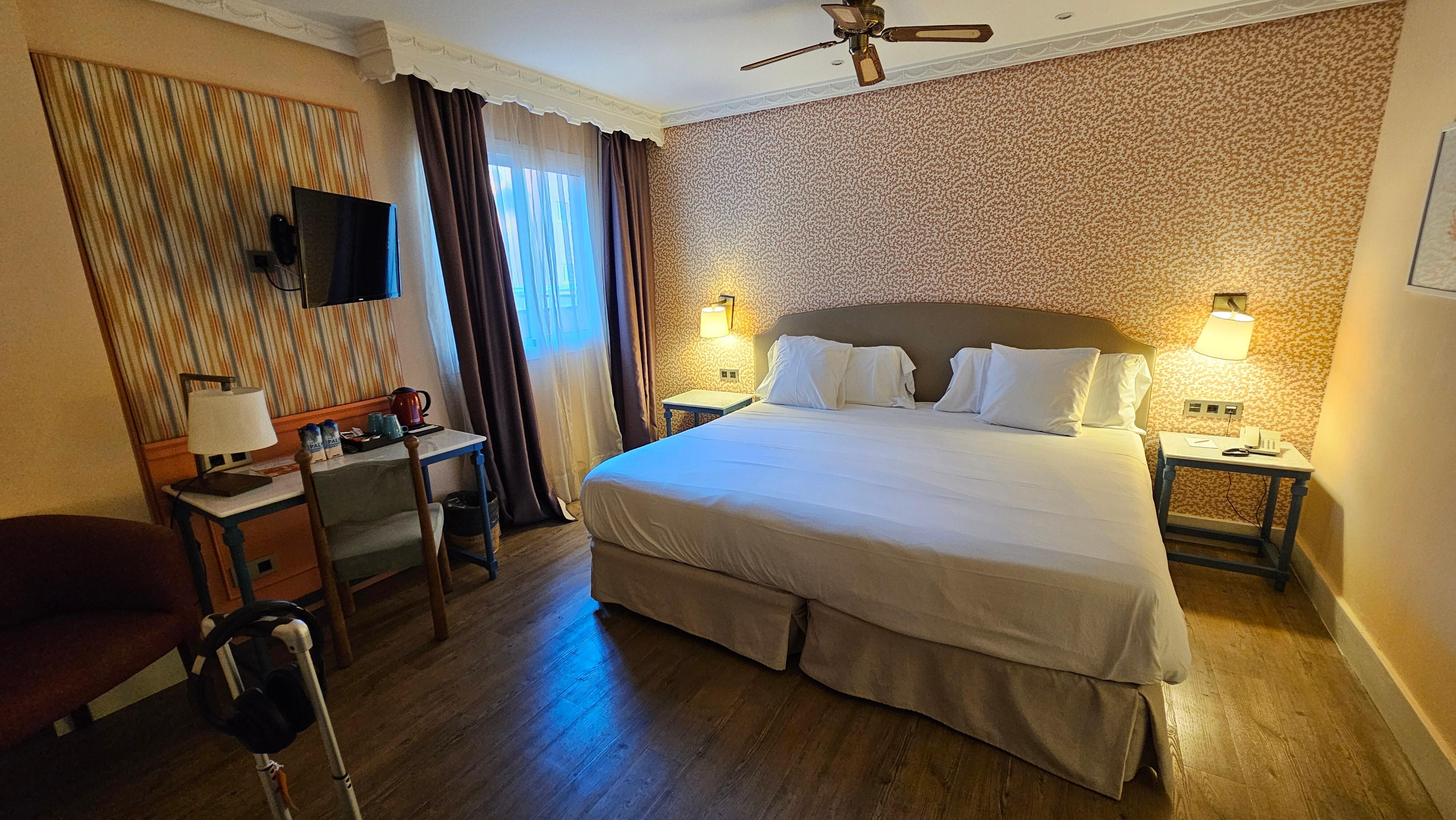 Fint städat rum och för en person är sängen lyx.