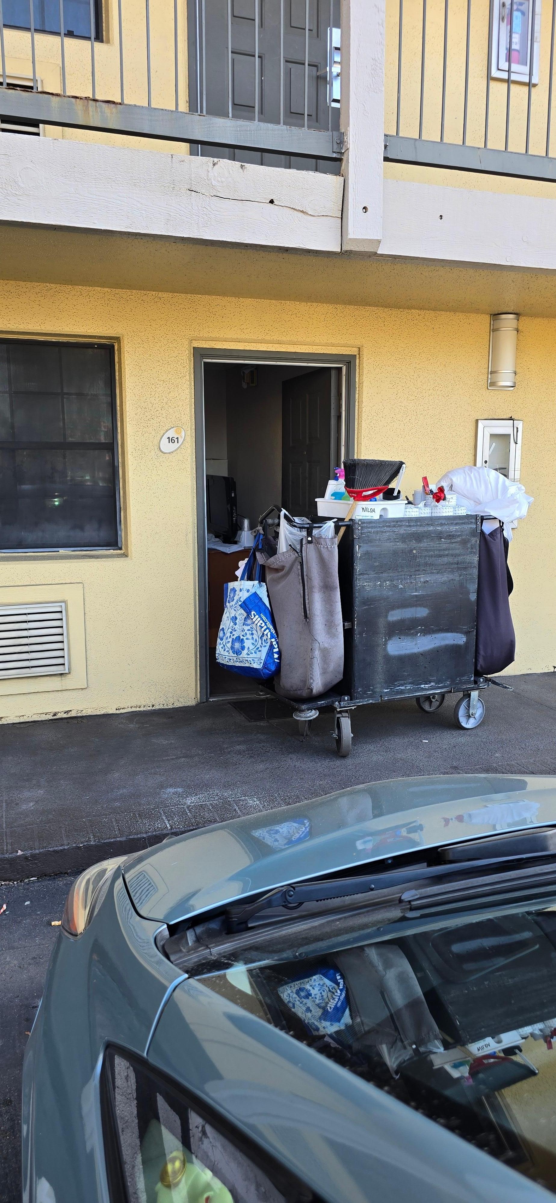  Fui a desayunar y al regreso ya estaba la de limpieza y tiró mis cosas a la basura 